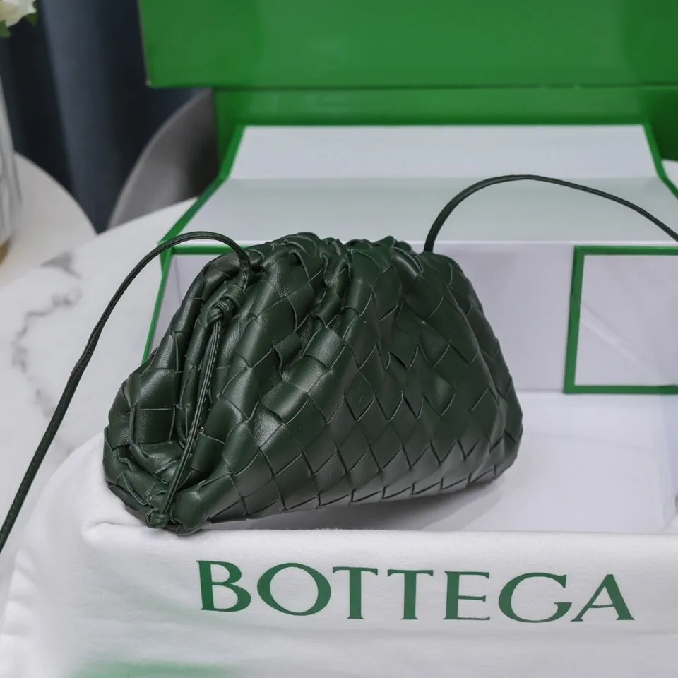 Batch 1260 Small Cloud Large Plaid Weaving The pouch Cloud bag is the first series designed by former Celine designer Daniel Lee after joining BV. The upper body is extremely ecstatic ~ fashionable and classy ~ elegant and concise, lazy and intellectual size: 23*13*8 [Little Cloud Rough Weave#]